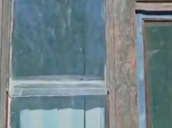 Родители волгоградской школы №18 предложили за свой счет поменять окна: с них одновременно потребовали оплатить «добровольные пожертвования»