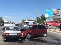 В жуткой аварии с участием четырех авто в Волгограде пострадал 4-летний ребенок 