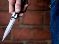 В Волжском 19-летний парень ограбил пенсионерку, угрожая ей двумя ножами