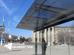 «Что за человек придумал такое?»: волгоградцы массово раскритиковали стеклянные остановки 