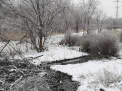 Волгоградец жалуется на зловонную «речку коммунальщиков» рядом с ТЦ 