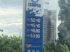 «Им наплевать на УФАС»: волгоградцы не могут отойти от шока при виде новых цен на бензин 