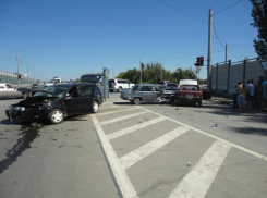 Под Волгоградом в тройном ДТП пострадал водитель «семерки»
