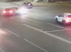 Ночное ДТП на полупустой улице в Волгограде попало на видео 