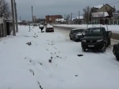 Учимся летать: жители поселка Гумрак не могут подъехать к своим домам из-за новой дороги в аэропорт