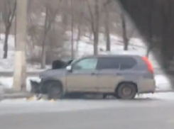 На I-й Продольной в Волгограде внедорожник протаранил столб освещения