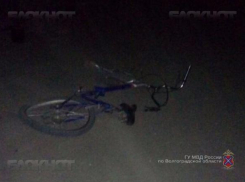 Под Волгоградом ребенок на велосипеде врезался в «Ладу» и Audi