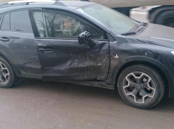 В Волгограде в ДТП Subaru и Nissan пострадала 32-летняя автоледи