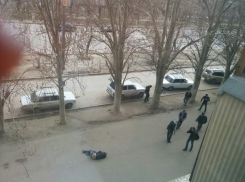 На севере Волгограда парень жестоко избил противника на потеху толпе 