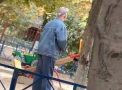 «Похож на педофила»: 16-летнюю волгоградку испугал странный мужчина около детской площадки