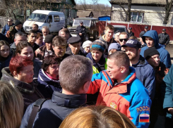 Волгоградский губернатор вышел к толпе пострадавших от наводнения в окружении силовиков