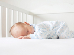 Волгоградка пойдет под суд за упавший на ее годовалую дочку шкаф