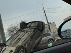 Легковушка перевернулась на дороге на юге Волгограда