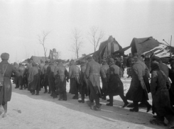 16 января 1943 года - под Сталинградом советские войска сжали кольцо окруженного противника еще на 10 км