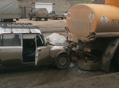 В Волгограде «ВАЗ-2107» влетел в стоявший бензовоз