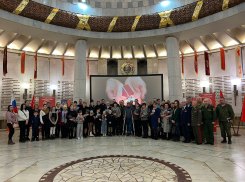 Отец отправился на СВО вслед за сыном: семьям погибших мобилизованных передали ордена в Волгограде