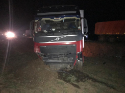 Под Волгоградом фура протаранила три легковушки: пять пострадавших