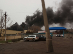 На юге Волгограда потушили крупный пожар с нефтепродуктами