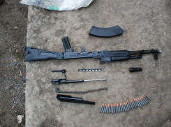 Волжанин в гараже купил автомат и боеприпасы