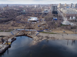Строительство музея в пойме реки Царицы в центре Волгограда сняли с высоты птичьего полета