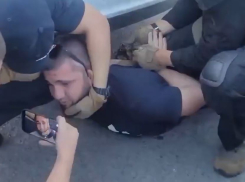 Жесткое задержание вымогателя у участника СВО в Волгограде попало на видео 