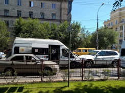 В Волгограде автоледи на BMW X5 протаранила маршрутку №110