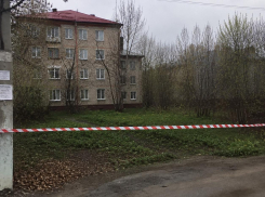 Лежал с разбитой головой: мужчина погиб  после падения с крыши под Волгоградом