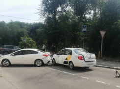 В тройном ДТП с такси пострадала полуторагодовалая волгоградка