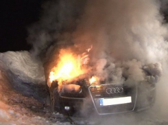 Четыре дорогих иномарки сгорели ночью в Центральном районе Волгограда