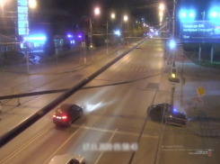 Водитель за рулем Daewoo Nexia протаранил столб в Волгограде: авария попала на видео 
