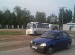 В Волгограде автобус «Питеравто» застрял в грязи на обочине