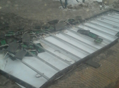 На юге Волгограда сильный ветер снес крышу остановки