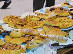 Осужденные колонии Кировского района накормили волгоградцев постными пирогами