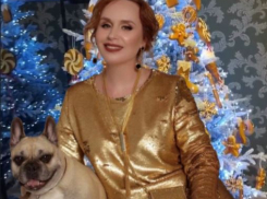 Сразу две елки по-миллиардерски при полном параде показала королева волгоградских ресторанов