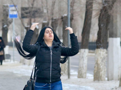 Студенток ВолГУ заставляют снимать украшения и смывать макияж