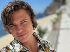 Фото Прохора Шаляпина в окружении знойных блондинок всколыхнуло интернет