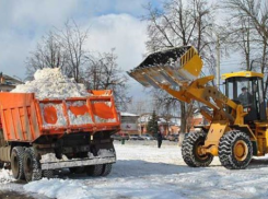 Почти 100 единиц спецтехники убирают снег с дорог Волгограда