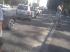 «Оставляйте свои колымаги дома»: в Волгограде очередь за бензином перекрыла остановку