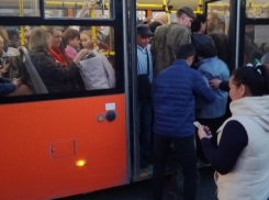 Волгоградец сфотографировал давку в вечернем автобусе 