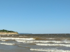 Опубликованы фотографии сильного речного шторма в Камышине