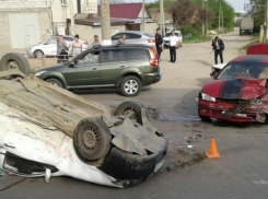 Лихач на Lifan перевернулся, протаранив Nissan в Волгограде 
