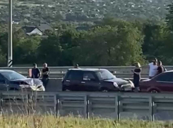 Массовое ДТП с участием пяти автомобилей в Волгограде попало на видео