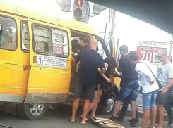 «ГАЗель» с пассажирами влетела в легковушку и столб у ТРЦ «Акварель» в Волгограде