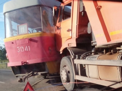 Грузовик протаранил трамвай на юге Волгограда