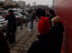 Череда эвакуаций торговых центров докатилась до Волгограда: людей вывели из «Семи звезд»