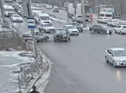 Столкновение на скорости иномарки и «двенадцатой» в Волгограде попало на видео 