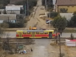 В Волгограде экскаватор протаранил трамвай