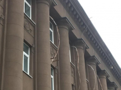 Валерий Котельников возмутился попыткой навесить кондиционеры на здание прокуратуры  в Волгограде