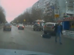Жестокое избиение мужчины на дороге в Волгограде попало на видео 