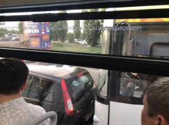 В центре Волгограда автобус «Питеравто» въехал в иномарку